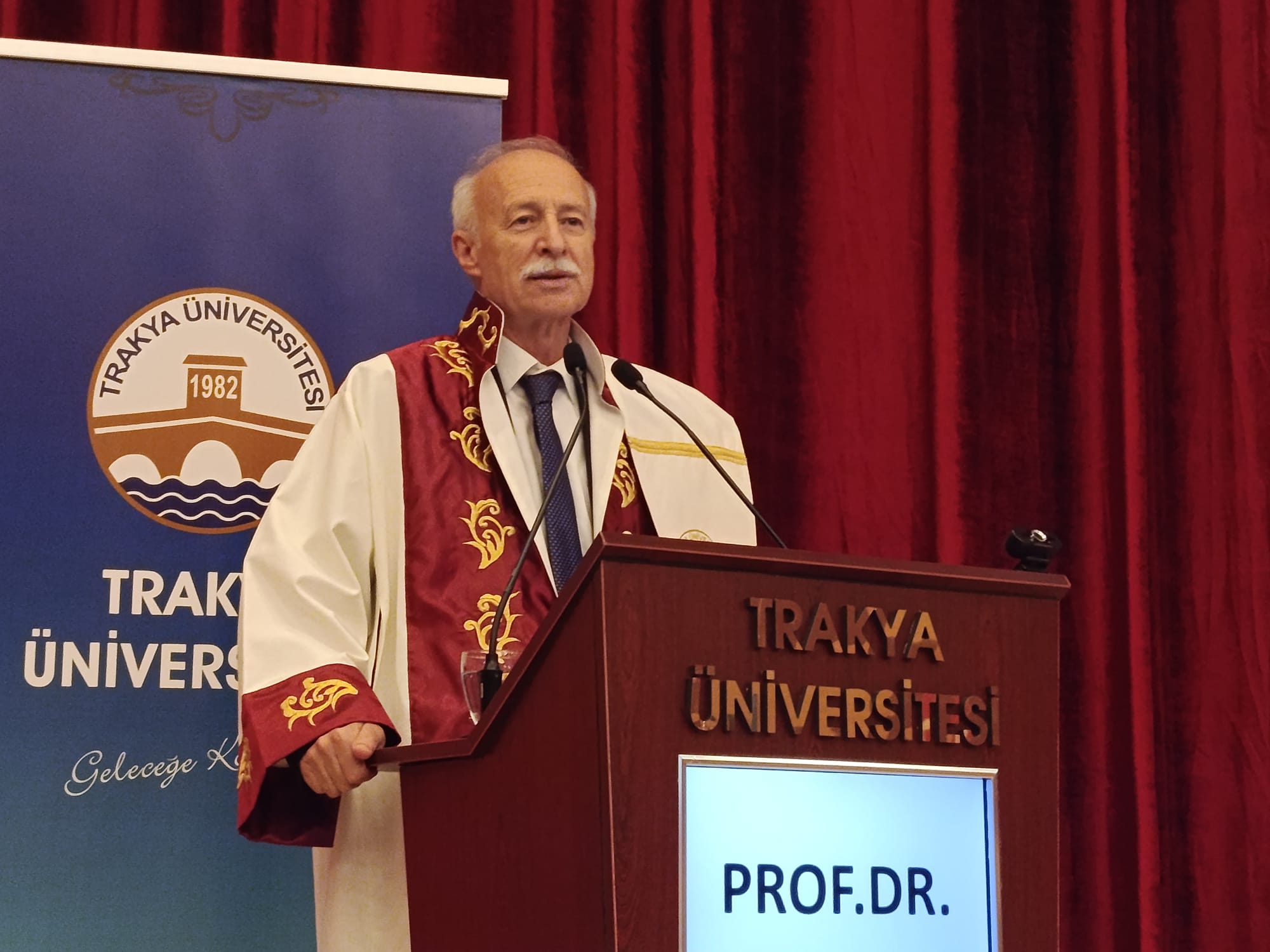 Trakya Üniversitesi Edirne Teknik Bilimler Meslek Yüksekokulu'nun 2025-2026 akademik yılı mezuniyet töreni, Balkan Kongre Merkezi’nde coşkuyla gerçekleştirildi.
